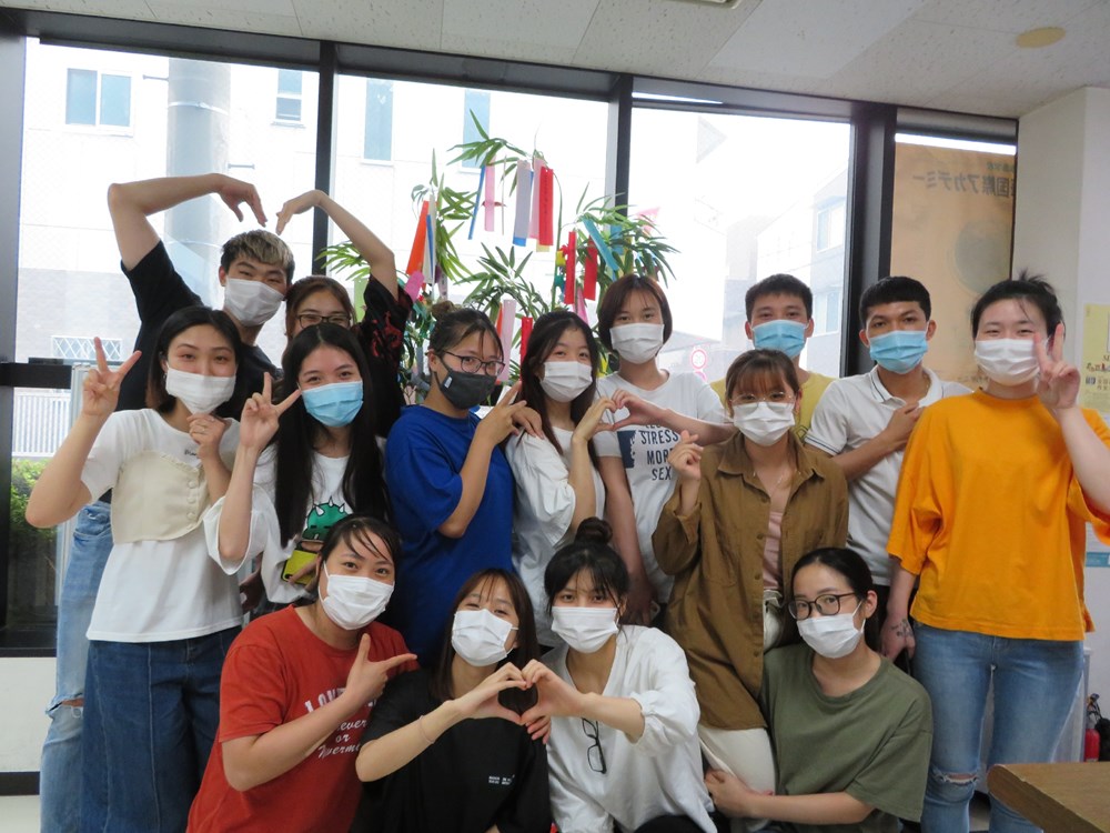 2020.7(短冊を作って笹に飾りました）Tanabata (Star festival): Our students decorated bamboo grass with card which they wrote thier dreams)